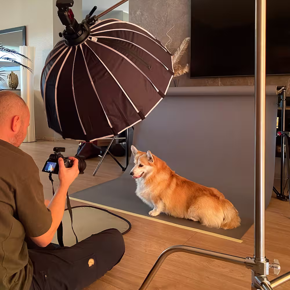 Fotograaf kristian kruuser pildistamas kera kliendi koju ülesseatud mobiilses fotostuudios